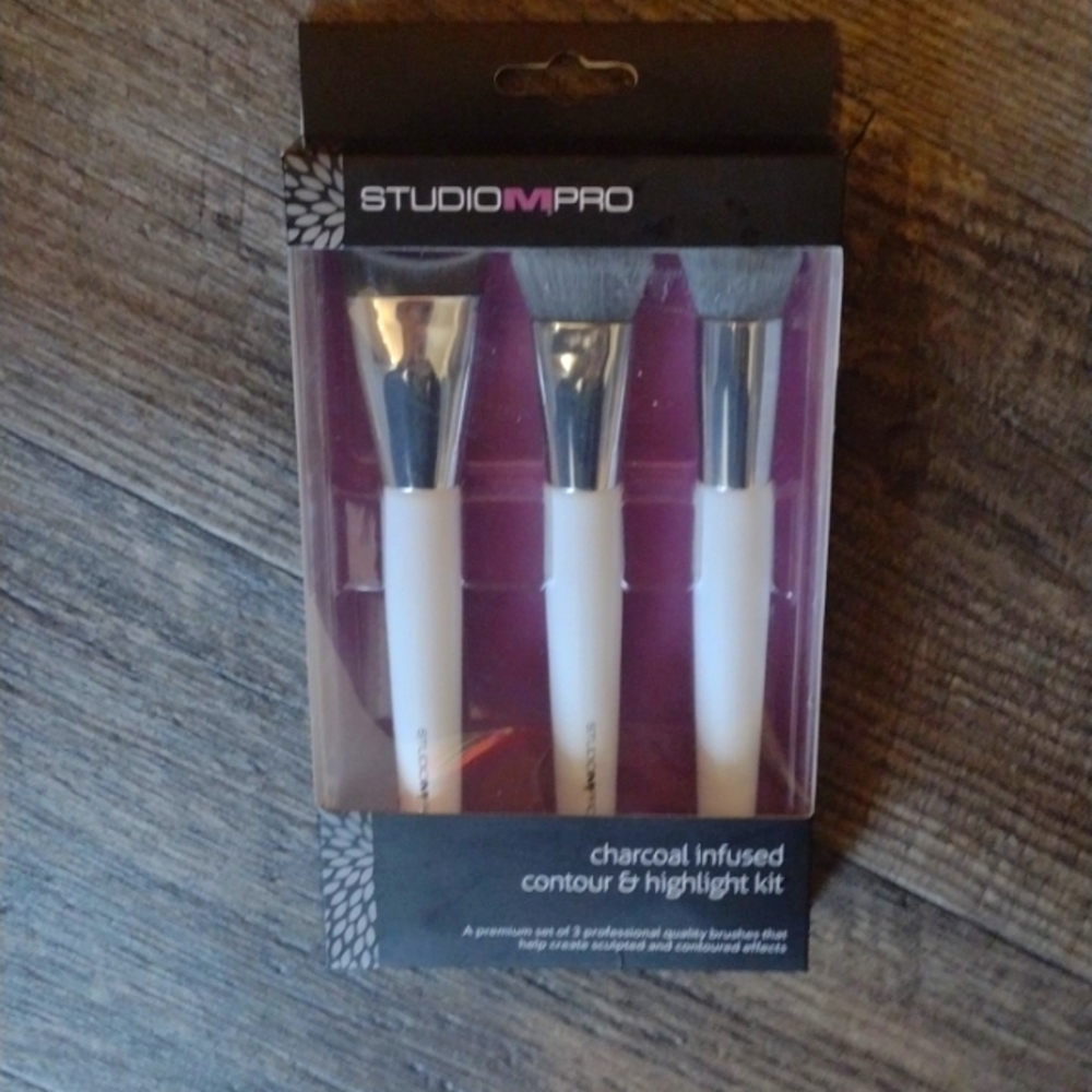 Studio M Pro Charcoal infused contour and highlight kit ( brushes) Unopened